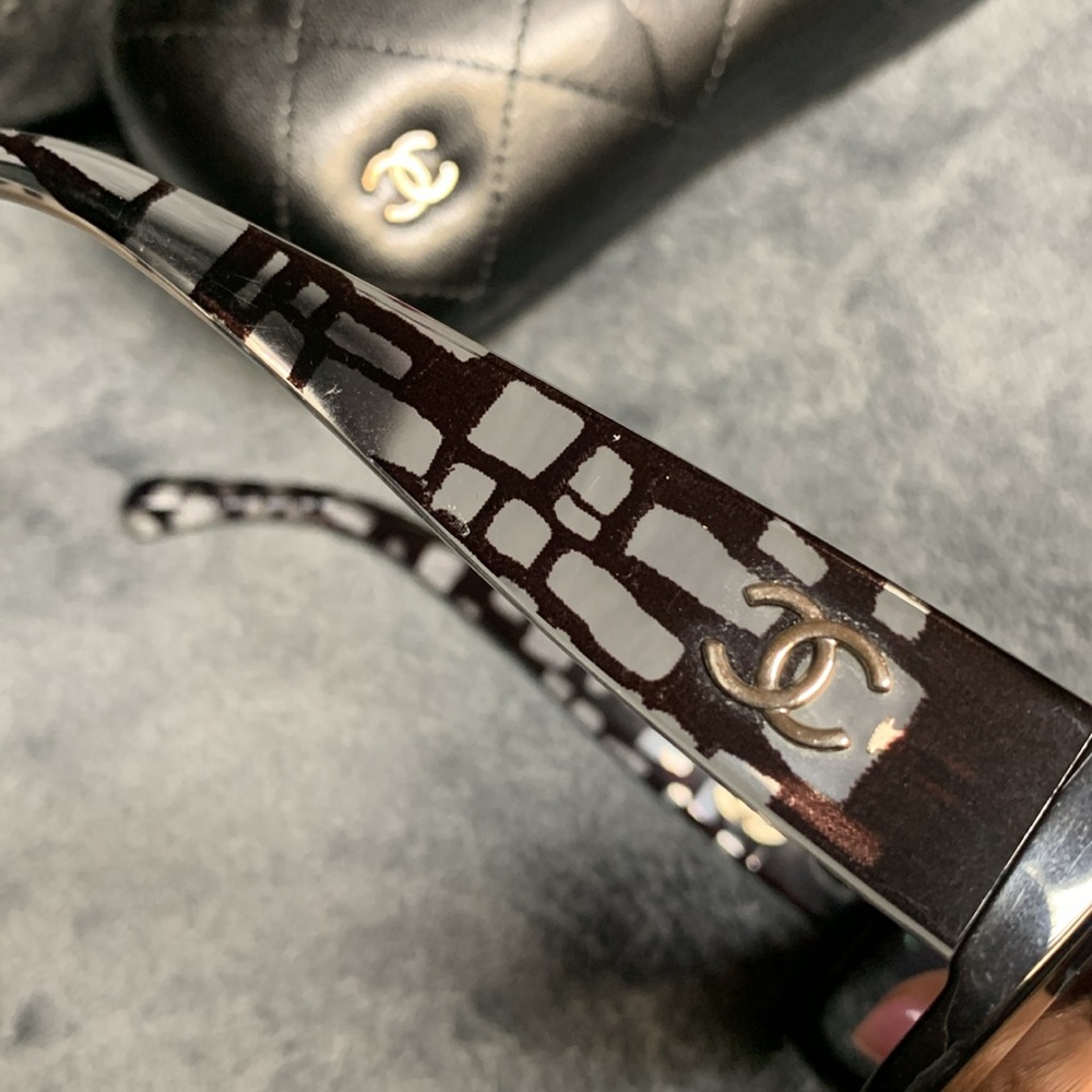 CHANEL Black Oversized Rectangular Sunglasses with Gradient Lenses - Picture 8 of 16